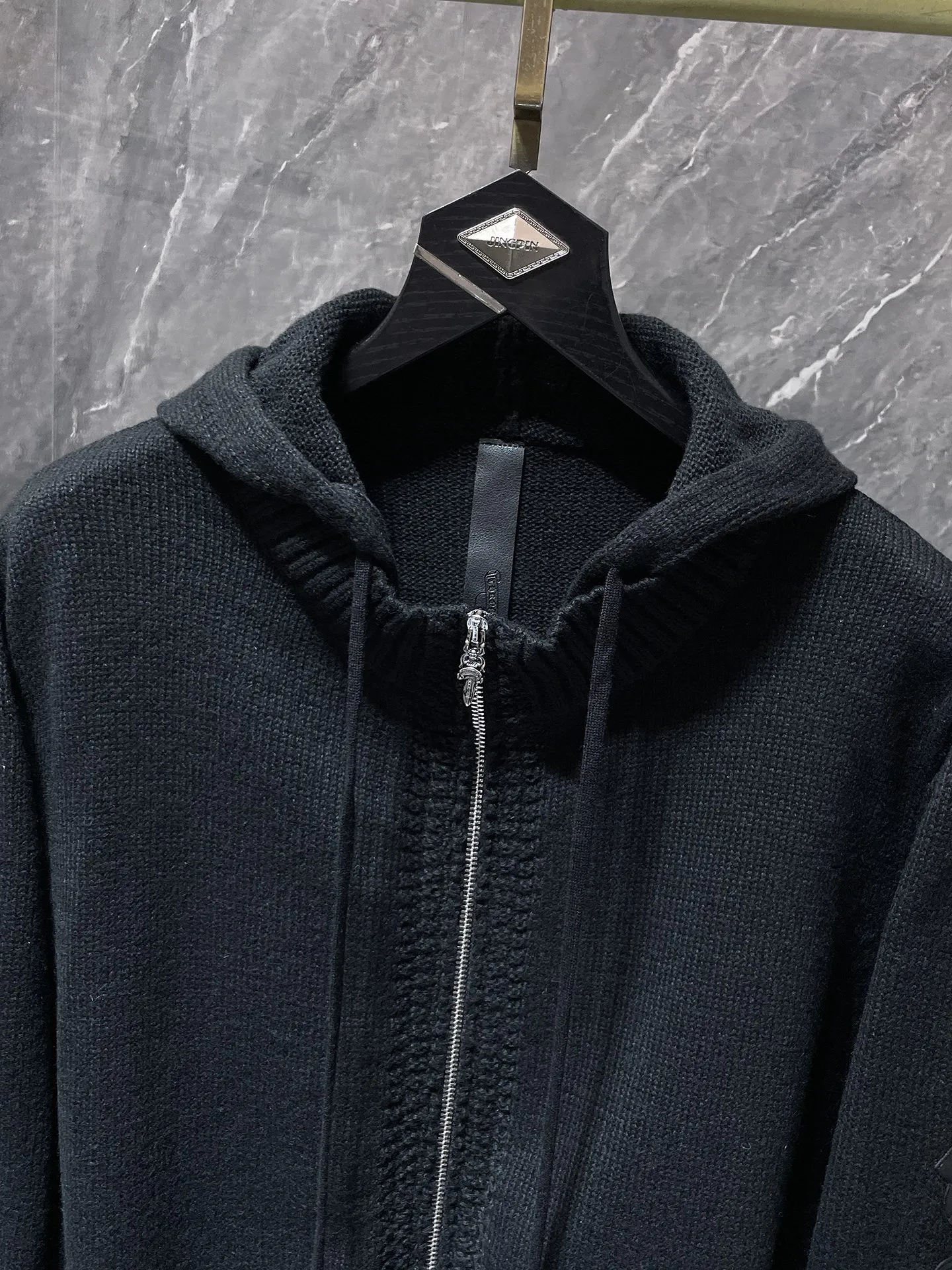 P296 Chrome Hearts Autumn and Winter Sweater Series The same style zipper sweater as the official website. Cross-pattern leather on both arms. Selected high-quality wool and 100% cotton knitted fabric. Not an ordinary version on the market! ! Recommended color: black Size: S, M, L, XL